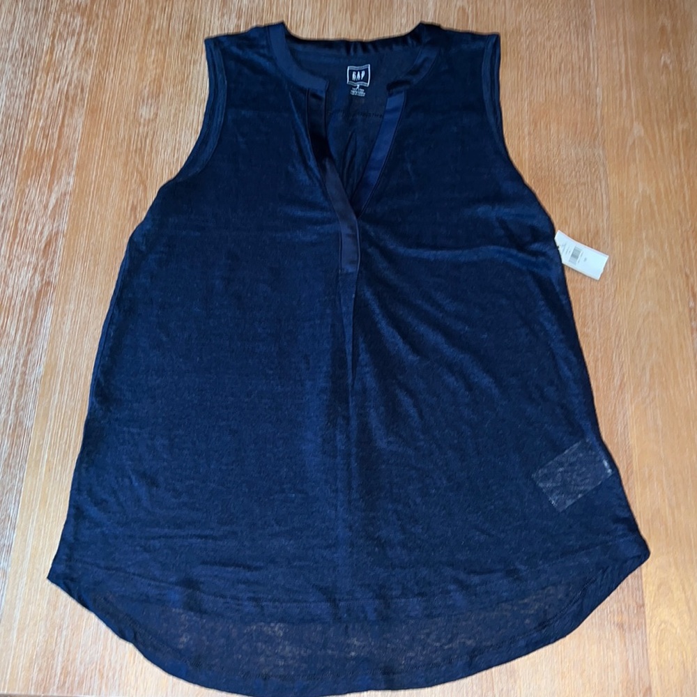GAP sleeveless top. Size M. NWT.